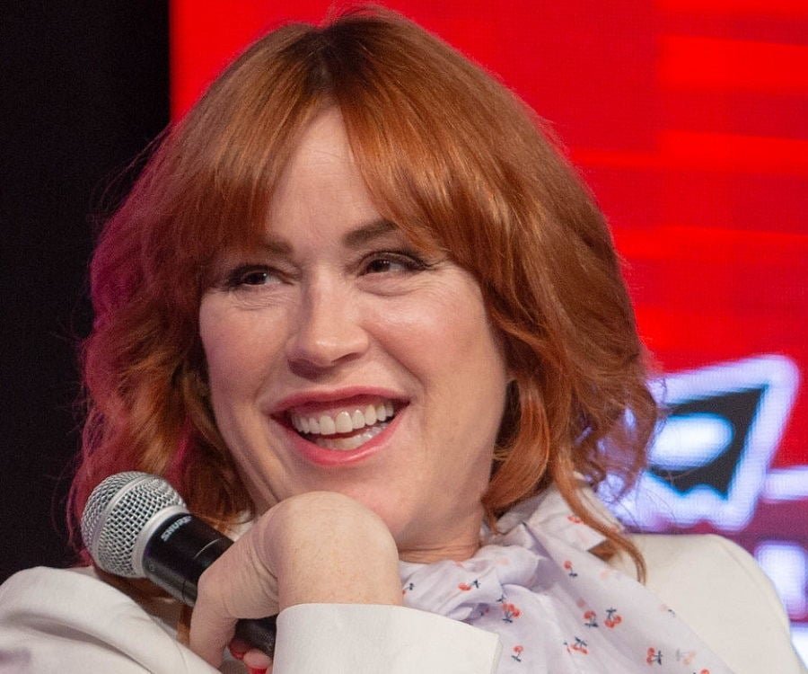 Young molly ringwald on Craiyon